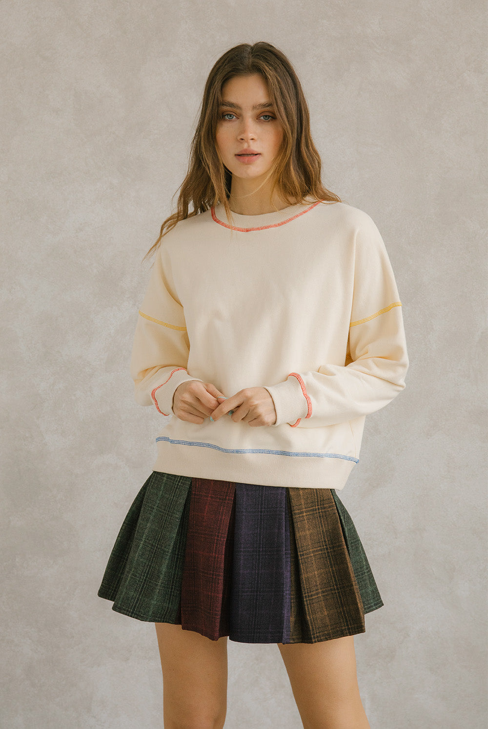 Cream pullover sweater with long sleeves. It has a crewneck and an oversized, loose fit. Sweet en Forme